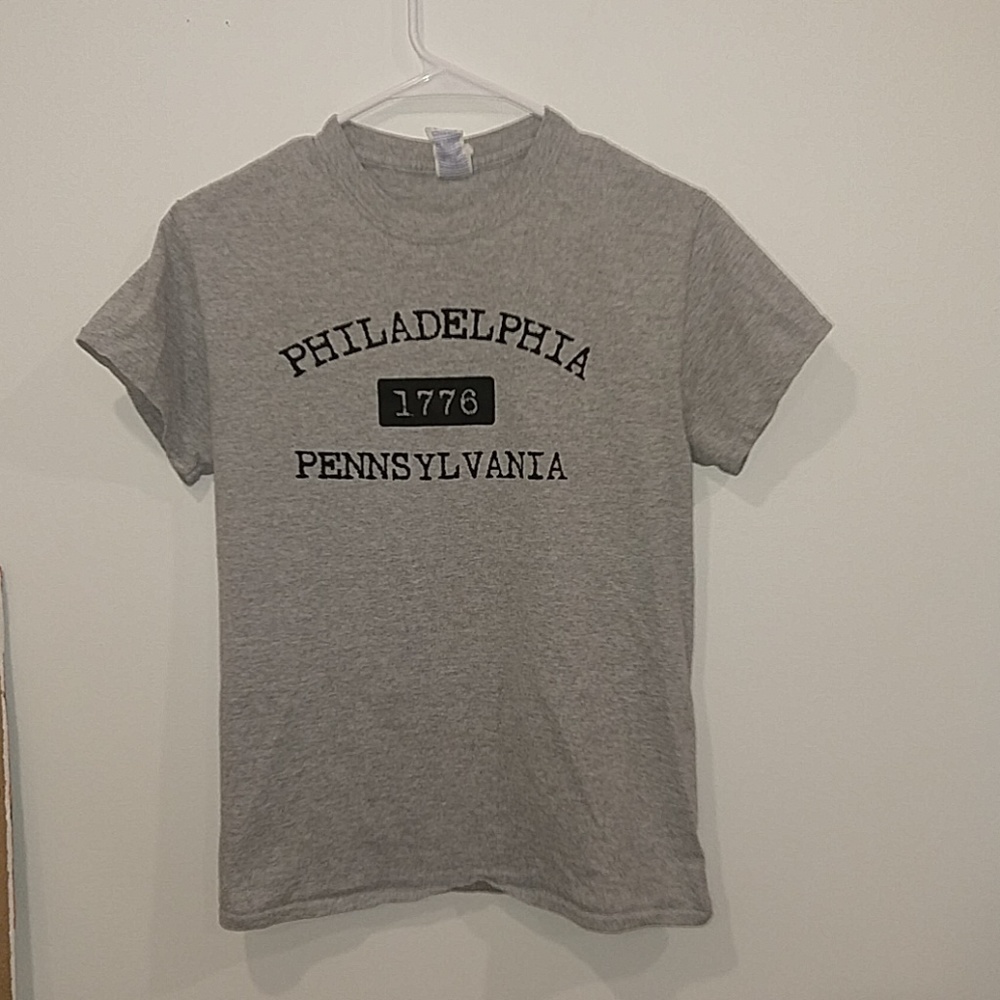 grey Gildan tee